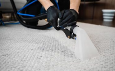 using-extractor-wash-off-carpet-from-dust-stains-extractor-washing-carpet-cleaner-is-using-extractor-clean-carpet-home