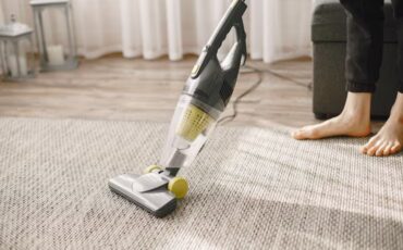 imgi_18_girl-cleaning-house-with-vacuum-cleaner_1157-46766