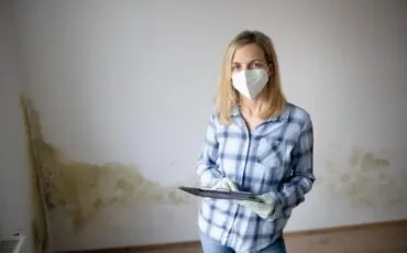 imgi_28_pretty-young-woman-standing-front-wall-with-mold-with-tablet-mouth-nose-mask-person_1048944-24383280