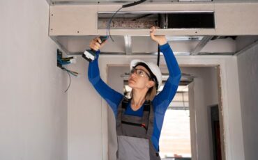 imgi_48_medium-shot-woman-wearing-helmet_23-2149366663 imgi_48_medium-shot-woman-wearing-helmet_23-2149366663